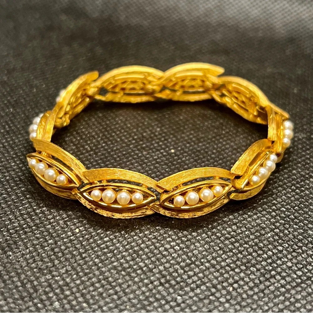 Lovely Vintage Crown Trifari Gold Tone Faux‎ Pearls Bracelet Jewelry Signed 7